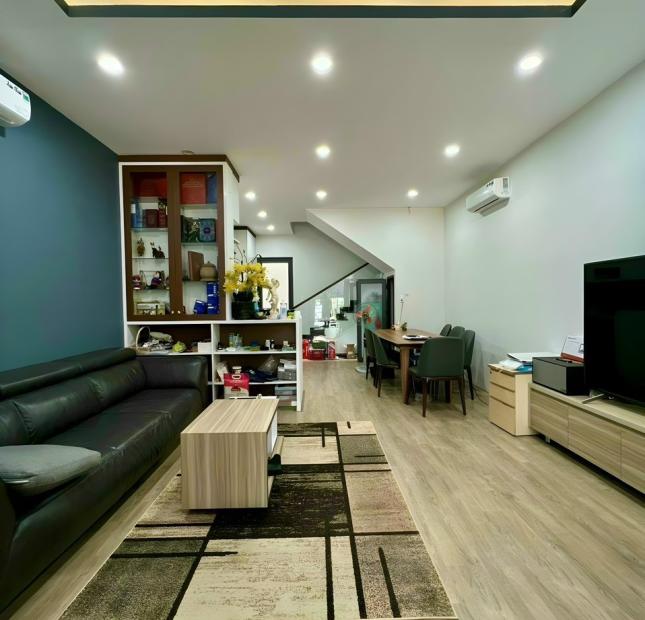 Bán nhà 4 tầng Hoàng Quốc Việt, Quận 7, DT 5x16m. Giá 10,7 tỷ