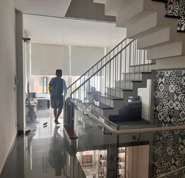 Bán nhà Mặt tiền đường số - phường Tân Phú- Quận 7 - 60m2, 4 tầng, ngang 4m- nội thất full
