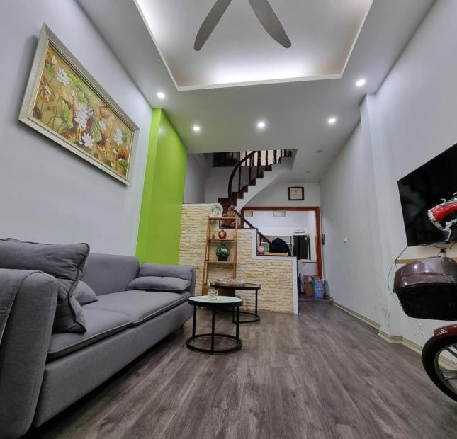 Bán nhà Lạc Long Quân: Ngõ nông gần phố, oto đỗ gần, 2 thoáng, nở hậu. 38m2x4T Giá: 5.3 tỷ