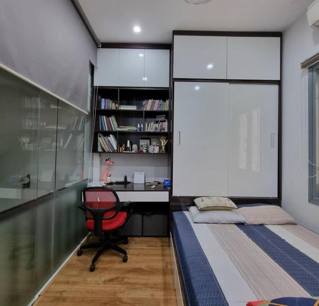 Bán nhà Lạc Long Quân: Ngõ nông gần phố, oto đỗ gần, 2 thoáng, nở hậu. 38m2x4T Giá: 5.3 tỷ