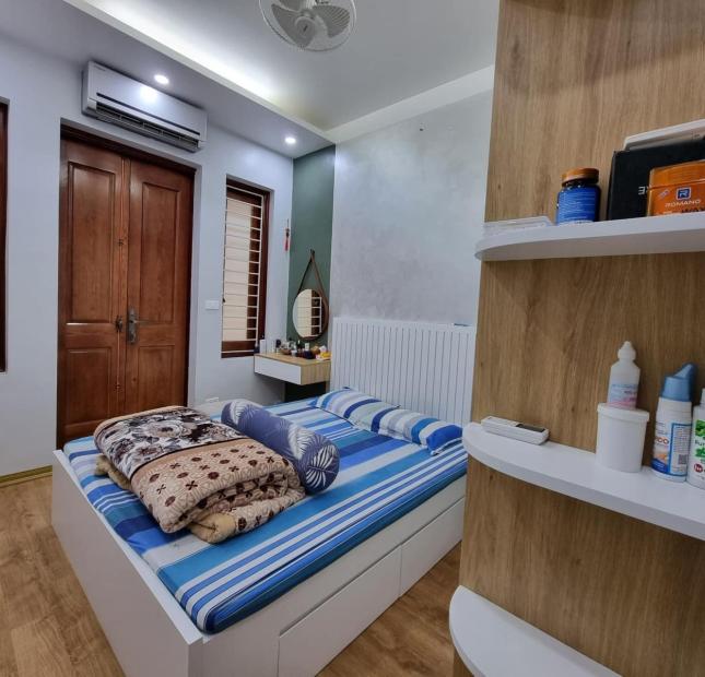Bán nhà Lạc Long Quân: Ngõ nông gần phố, oto đỗ gần, 2 thoáng, nở hậu. 38m2x4T Giá: 5.3 tỷ