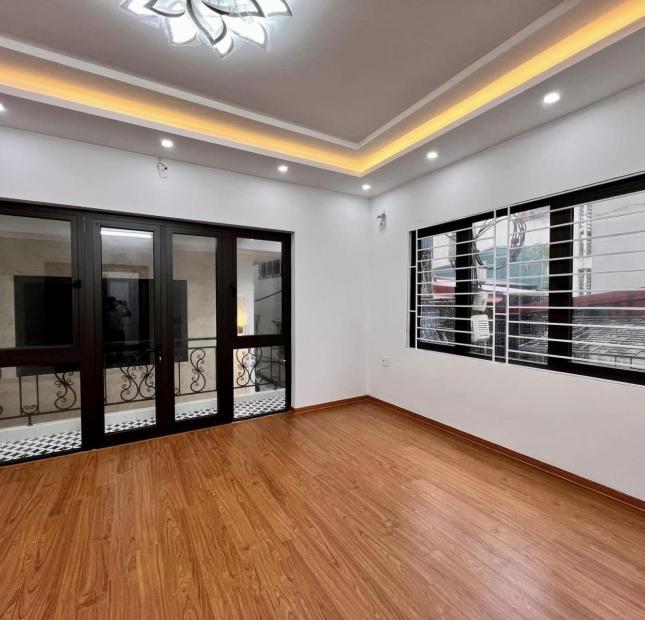 Bán Nhà Cầu Giấy , Oto, Lo Góc, 60m2, Mt5 7.7 tỷ