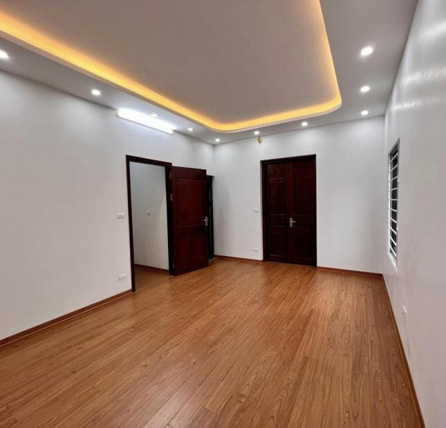 Bán Nhà Cầu Giấy , Oto, Lo Góc, 60m2, Mt5 7.7 tỷ