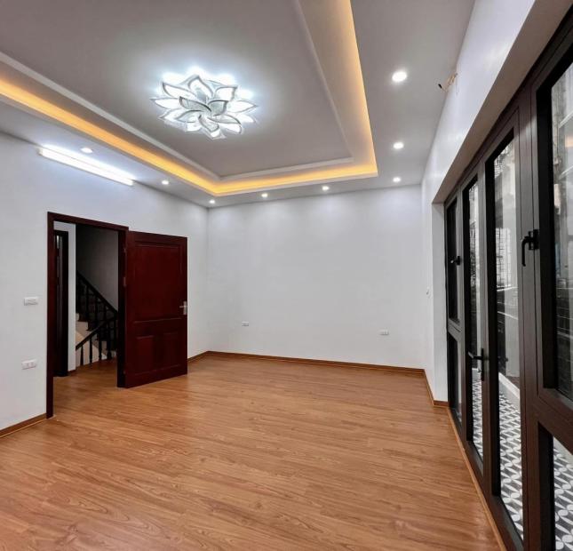 Bán Nhà Cầu Giấy , Oto, Lo Góc, 60m2, Mt5 7.7 tỷ