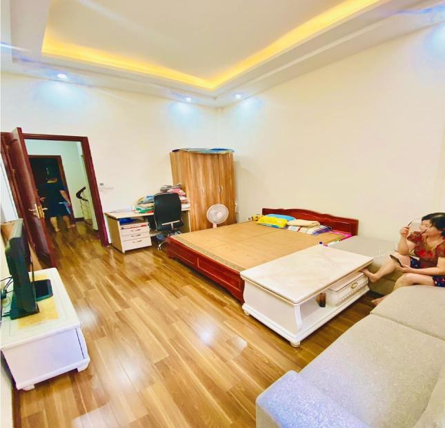 Bán nhà Cầu Giấy 52m x 4 tầng, mt: 4m, nở hậu, ô tô đỗ cửa