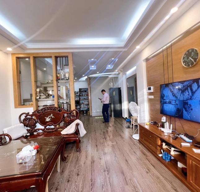 Bán nhà ngõ  Cầu Giấy 52m x 6 tầng, mt: 4.2m, Ô TÔ ĐỖ CỬA