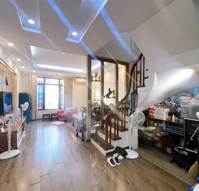 Bán nhà ngõ  Cầu Giấy 52m x 6 tầng, mt: 4.2m, Ô TÔ ĐỖ CỬA