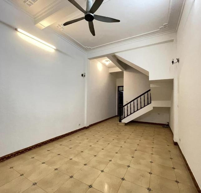 Nhà  Giải Phóng 110m x 4 tầng, mt: 5m, sát hồ, vỉa hè, kinh doanh