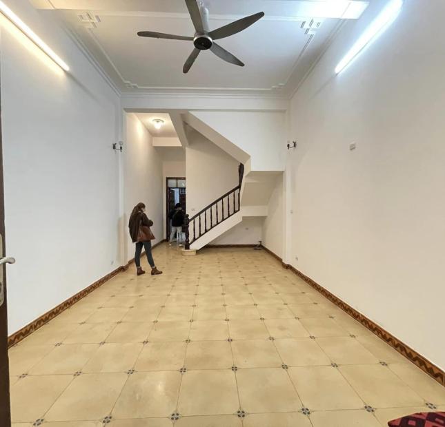 Nhà  Giải Phóng 110m x 4 tầng, mt: 5m, sát hồ, vỉa hè, kinh doanh