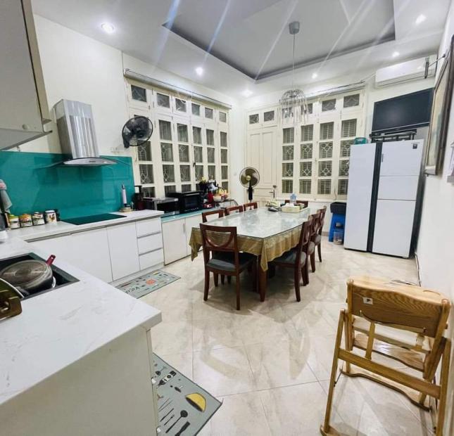 BÁN NHÀ GẦN ĐẠI HỌC NGOẠI THƯƠNG - HỌC VIỆN NGOẠI GIAO. LÔ GÓC - 3 THOÁNG - Ô TÔ 7 Chỗ VÀO NHÀ. Ở