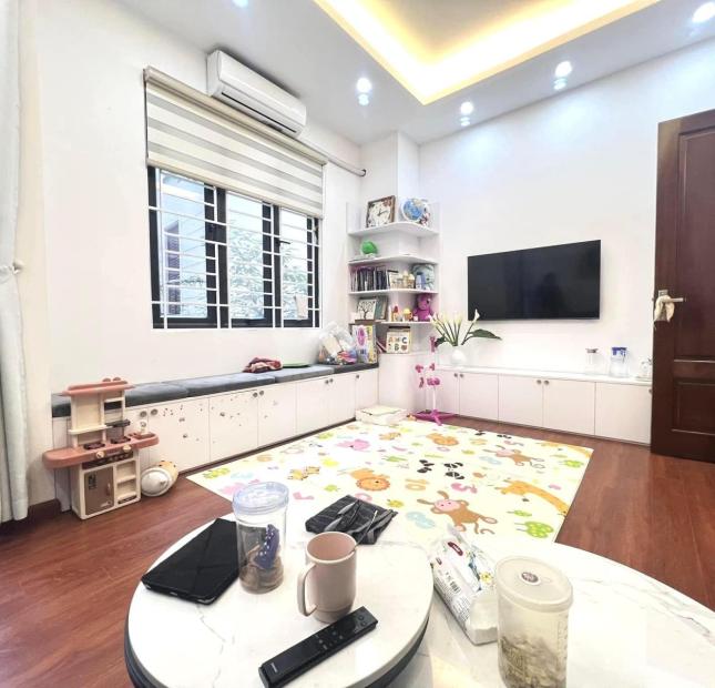 NHÀ MỚI ĐẸP CỰC THOÁNG GẦN HỒ TÂY- NỘI THẤT HỊN - GARA 7 CHỖ - NỞ HẬU ĐẸP - NGÕ THÔNG - Ở HOẶC VĂN PHÒNG ĐẸP. CHỈ 11,25 TỶ. 
