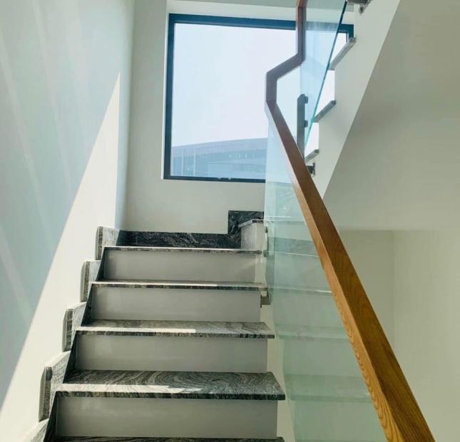 Chính chủ cần bán nhà Quận 10, Phường 5, Đào Duy Từ. Giá 2 tỷ 4. Sổ hồng, 2lầu. Lh0898 694 ***