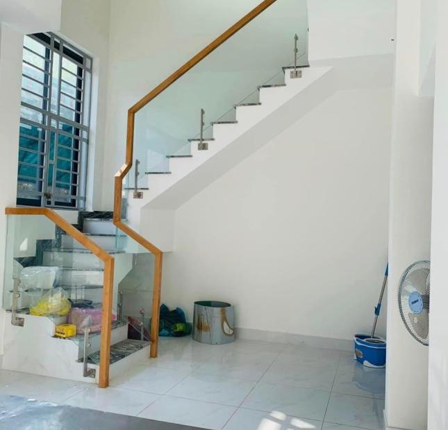 Chính chủ cần bán nhà Quận 10, Phường 5, Đào Duy Từ. Giá 2 tỷ 4. Sổ hồng, 2lầu. Lh0898 694 ***