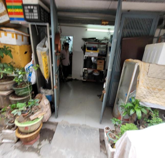 Tập thể tầng 1 cách đường Trung Kính 100m, ô tô đỗ trước cửa cả ngày