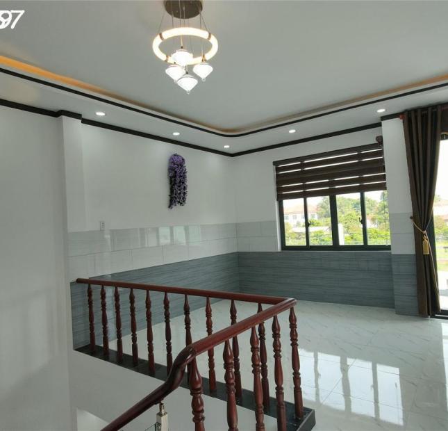 Nhà tặng thiết kế bên trong đẹp lung linh, giá cực kỳ thích hợp!