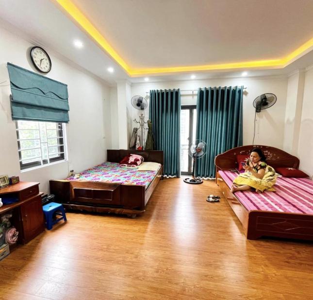 Bán nhà Nguyễn Văn Linh 3.75 tỷ 36m2, 5T, MT4.7m lô góc ô tô 7 chỗ hiếm Long Biên