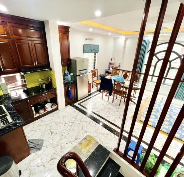 Bán nhà Nguyễn Văn Linh 3.75 tỷ 36m2, 5T, MT4.7m lô góc ô tô 7 chỗ hiếm Long Biên