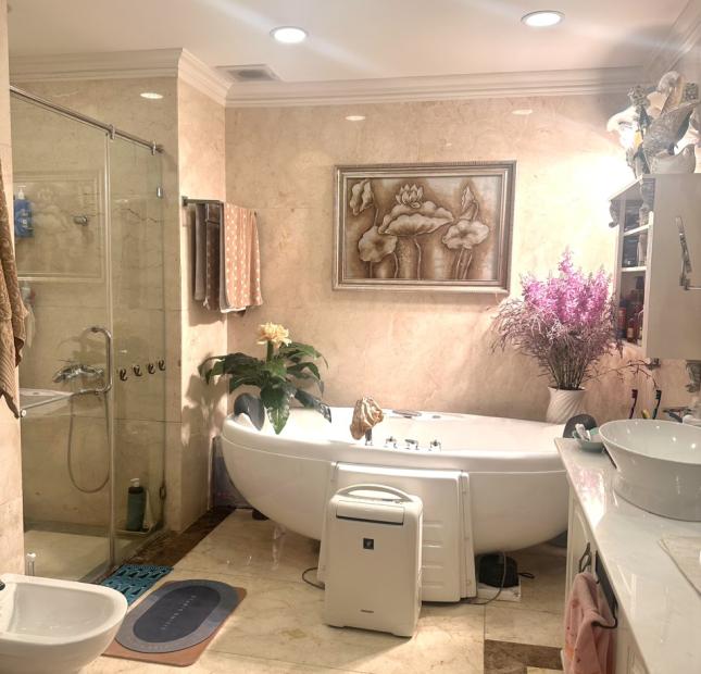 Chính chủ bán căn góc 01 tòa R2 3PN 181,4m2 ban công ĐN view bể bơi sân vườn cực đẹp LH 0972309188