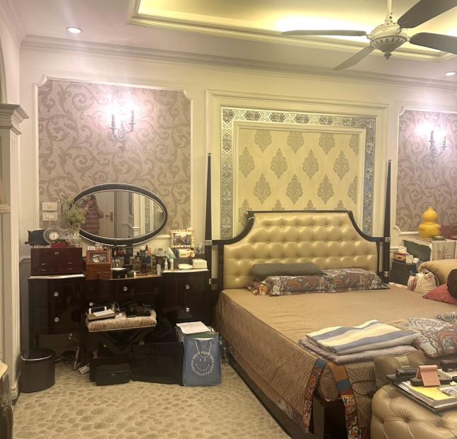 Chính chủ bán căn góc 01 tòa R2 3PN 181,4m2 ban công ĐN view bể bơi sân vườn cực đẹp LH 0972309188