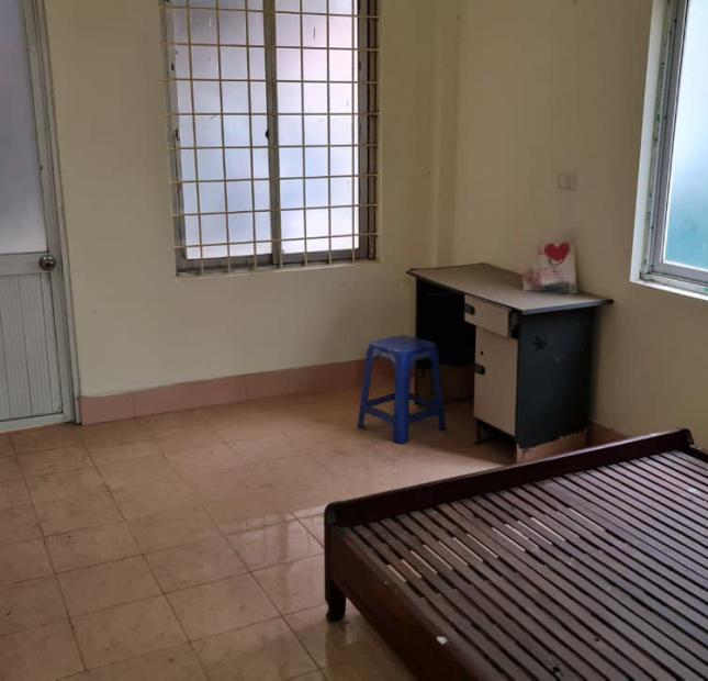 Gia đình có căn tập thể gần ĐH Ngoại Thương, HV Ngoại Giao, gần các Bệnh viện lớn.