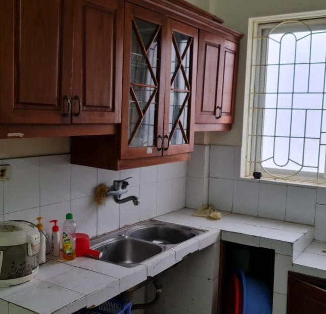 Gia đình có căn tập thể gần ĐH Ngoại Thương, HV Ngoại Giao, gần các Bệnh viện lớn.