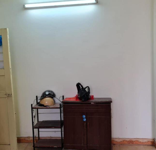 Gia đình có căn tập thể gần ĐH Ngoại Thương, HV Ngoại Giao, gần các Bệnh viện lớn.