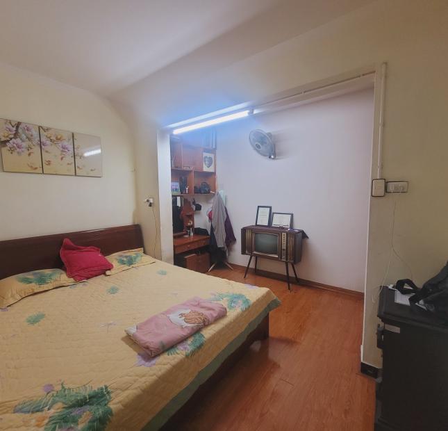 Bán căn hộ tập thể Thanh Xuân Bắc, 100m2, lô góc, 3 ngủ đẹp, ngõ thông ô tô, gần phố