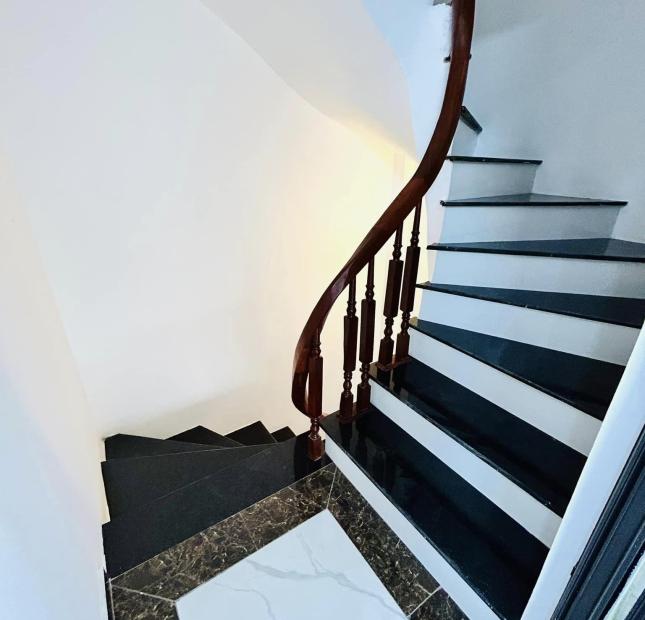 Chính Chủ Bán Nhà Ngã Tư Sở - 6 Tầng x 37m2  - ô tô đỗ cổng - 3 tỷ 78