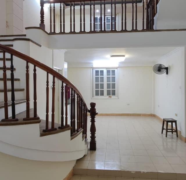 Bán nhà Lạc Long Quân: Ngõ oto, thông Võ Chí Công. Nội thất cơ bản. 45m2x5T Giá: 5.1 tỷ