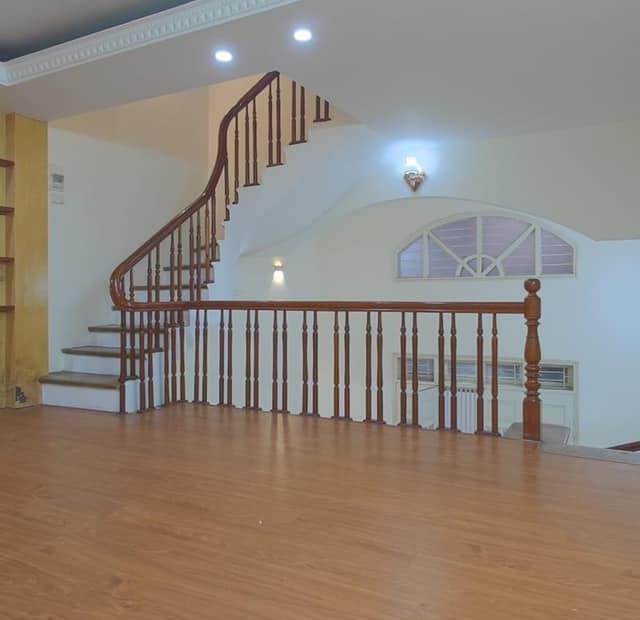 Bán nhà Lạc Long Quân: Ngõ oto, thông Võ Chí Công. Nội thất cơ bản. 45m2x5T Giá: 5.1 tỷ