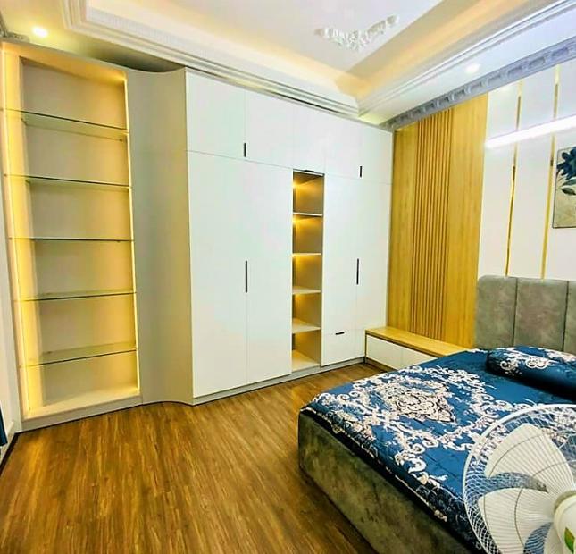 Mua ở ngay căn nhà quận 10 - đi CMT8 xe hơi tới nhà - bề ngang 4.3m - vuông vức - giá chỉ hơn 6 tỷ