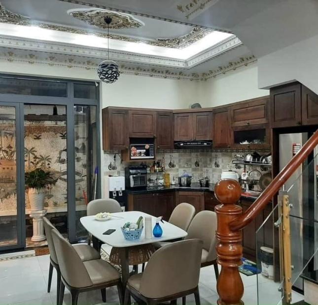 Chỉ hơn bốn tỷ - nhà ngang 5 dài 10 - ngay đường Lạc Long Quân, Tân Bình