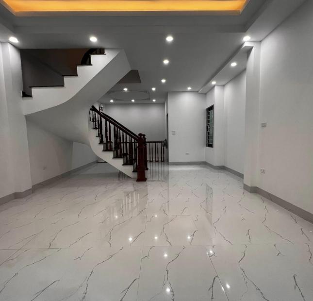 Bán nhà Hoàng Hoa Thám vị trí đắc địa 42m x 5 tầng giá nhỉnh 6 tỷ
