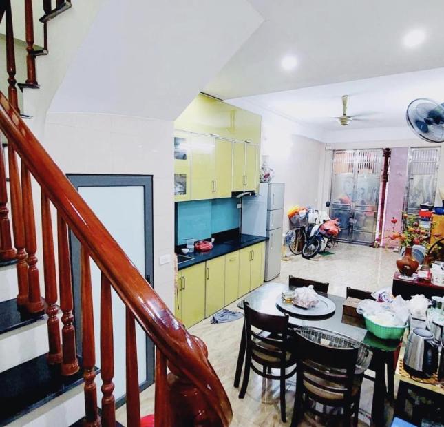 Cần bán nhà 5 tầng trung tâm Đống Đa, ngõ rộng, thoáng