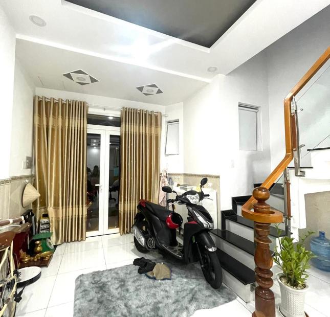 Cần bán gấp nhà Nguyễn Phúc Chu,3 tầng BTCT, DT 4x13, giá 5tỷ4