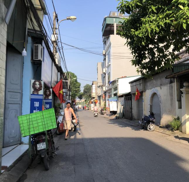 Bán đất Thạch Bàn đường Nguyễn Văn Linh ô tô gần cầu Thanh Trì, Cty May 10. Diện tích: 43m vuông vắn vài bước ra đường ô tô tránh 
