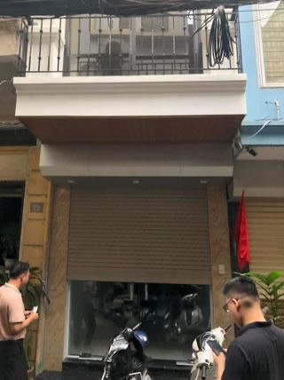 Cho thuê nhà Thanh Nhàn, Hai Bà Trưng DT 45m x3Tầng, ô tô đỗ cửa làm VP 10tr/tháng