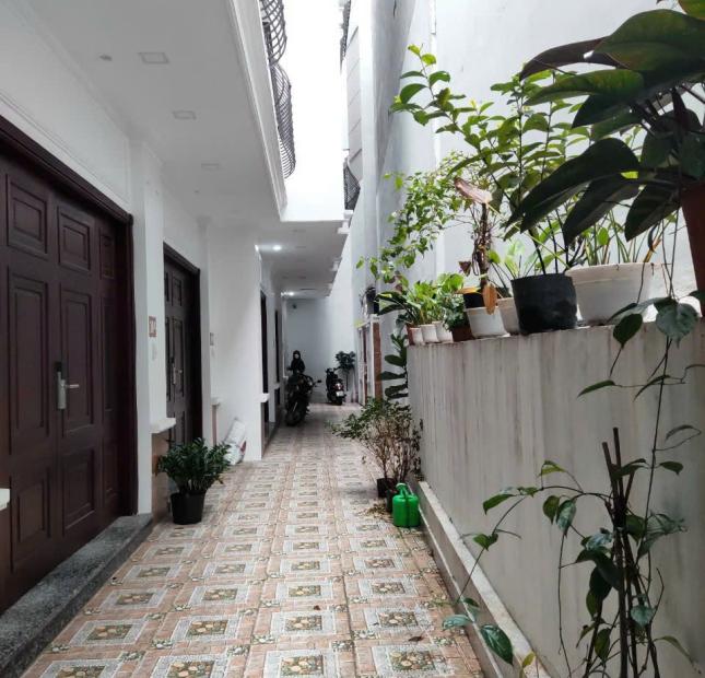 Chính chủ cần bán gấp nhà chia lô số 10 phố Hạ Yên Quyết dt 39 m2 x 5 t mới tinh giá 5,8 tỷ.