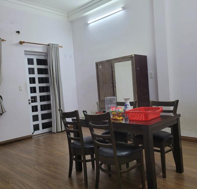 Chủ định cư bán gấp nhà 3 tầng, 50m ra MT Nguyễn Đình Chính, gần UBND, 4.3*16m, 9 tỷ