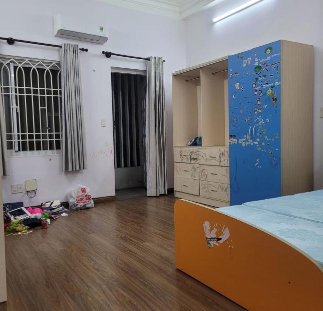 Chủ định cư bán gấp nhà 3 tầng, 50m ra MT Nguyễn Đình Chính, gần UBND, 4.3*16m, 9 tỷ