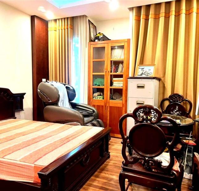 Bán nhà mặt phố Cửa Bắc, 31m2, xây 6 tầng, mặt tiền 4m, gần ngã tư Phạm Hồng Thái, Giá 19 tỷ