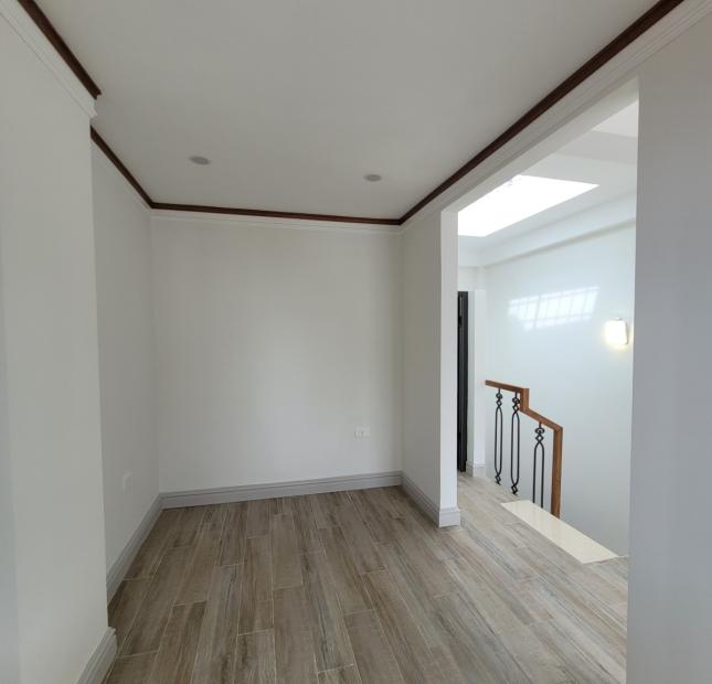KHÚC THỪA DỤ - TRƯƠNG CÔNG GIAI - 50M2 X 7 TẦNG - THANG MÁY - MT4.1M VUÔNG ĐẸP - Ô TÔ 7 CHỖ VÀO