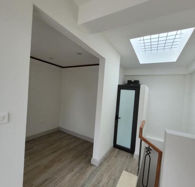 KHÚC THỪA DỤ - TRƯƠNG CÔNG GIAI - 50M2 X 7 TẦNG - THANG MÁY - MT4.1M VUÔNG ĐẸP - Ô TÔ 7 CHỖ VÀO