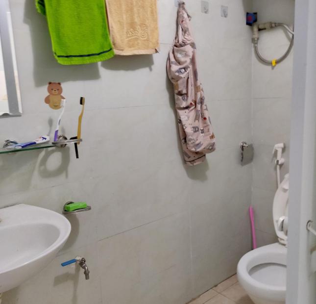 Bán nhà Kim Giang, tập thể tầng 1, 2 ngủ, 50m2, ô tô đỗ, khu Quân đội, an ninh. 1,55 tỷ