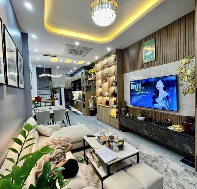 BÁN GẤP - PHỐ DỊCH VỌNG - 39Mx5TẦNG NHÀ ĐẸP- Ô TÔ, KINH DOANH 4,3 TỶ