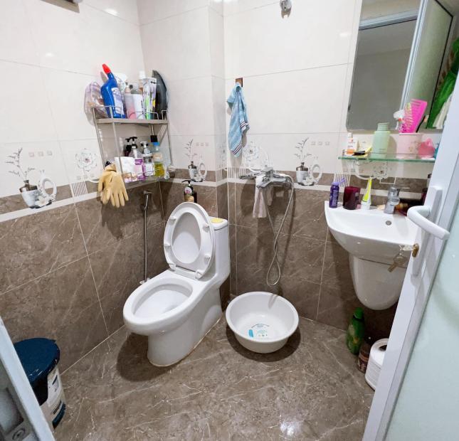 Bán căn hộ tòa A3-Đền Lừ 2, căn góc, 62m2, 2 ngủ, đủ nội thất và tiện ích. Giá 2,28 tỷ