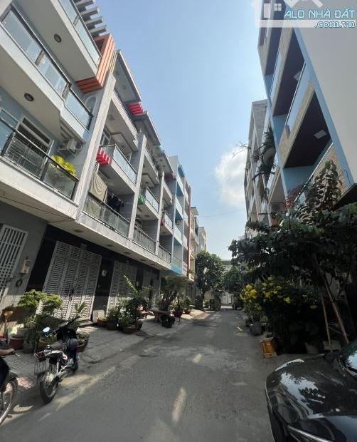 Đi đinh cư cần bán căn hộ dịch vụ Nguyên Hồng,dt:4x20m. 5 tầng , HĐ thuê 40 triệu/tháng.