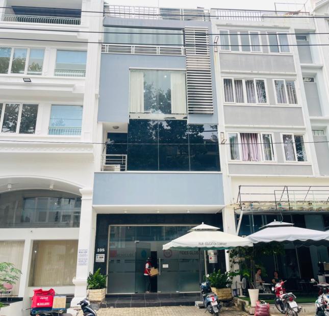 Cho thuê nhà phố đường lớn Hưng Gia 5. ngay khu Sky Garden. Nhà có thang máy. Thích hợp làm văn phòng, Showroom trưng bày.