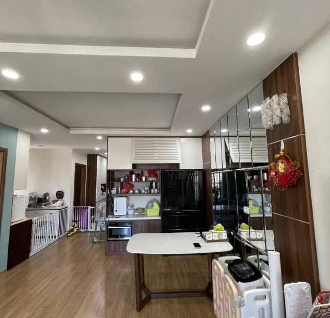 Cần bán căn hộ 3 ngủ 115m2 toà 71 Nguyễn Chí Thanh, giá 4.7 tỷ. Lh 0355 902 148