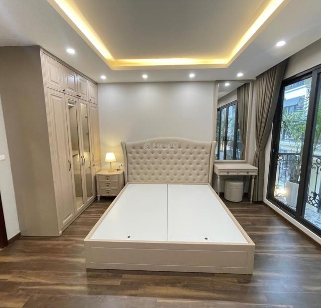 Cần bán gấp nhà Đường Long Biên II, 60m2 x 7 tầng, Giá 11.5 tỷ, thang máy, lô góc, Ô tô.